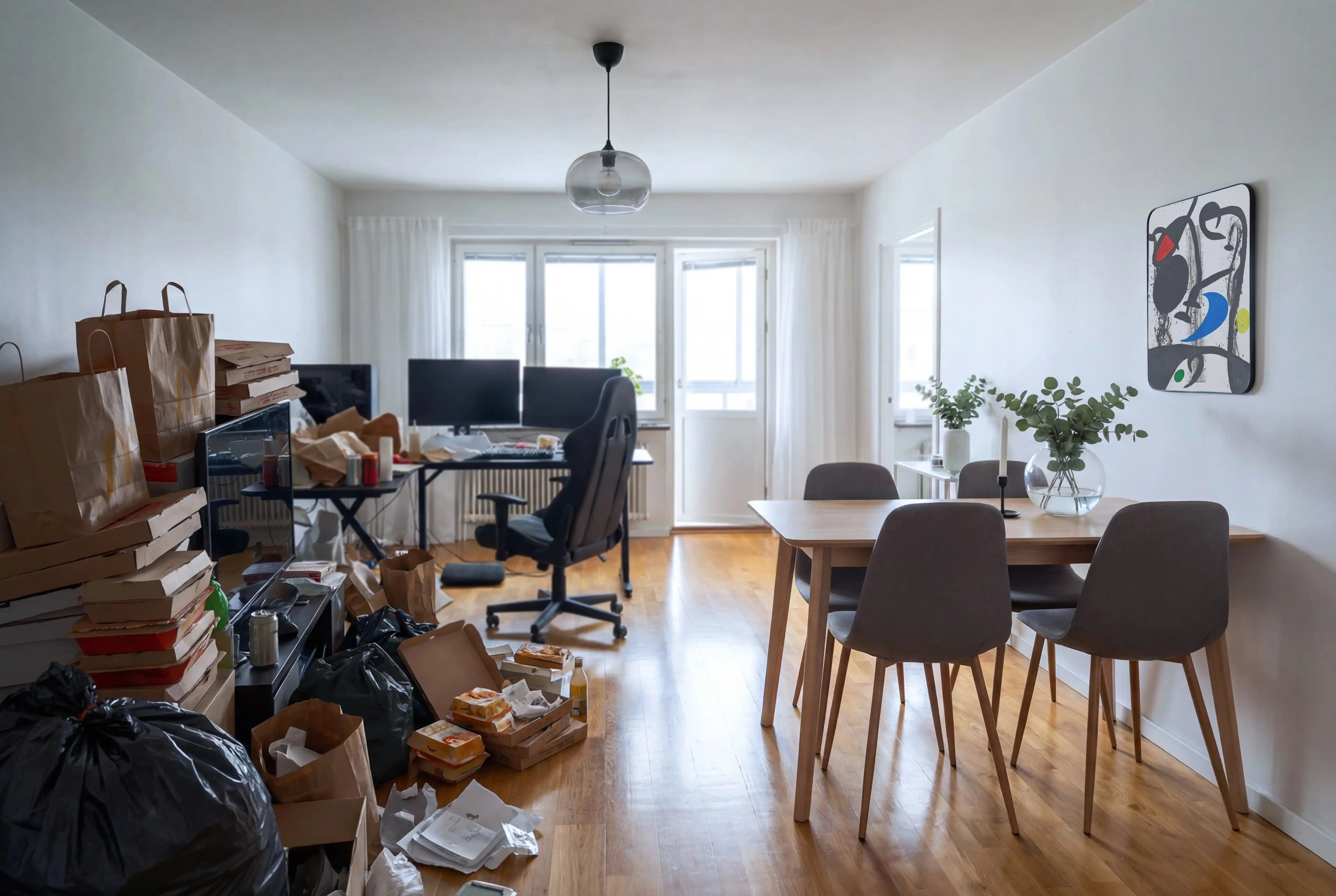 Grovstädning & Dödsbostädning | Banerry Stockholm Grovstädning och dödsbostädning – splitscreen, stökig lägenhet med skräp och pizzakartonger till vänster, städad ljus lägenhet till höger, utförd av Banerry
